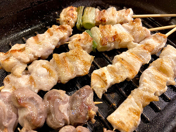 焼き鳥を焼いている画像