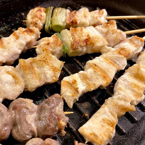 国産焼鳥生串 16本盛り合わせ(400g)/タレ付/もも串、むねねぎま串、ボイル皮串、むね身串 各4本 - やきとりの串惣